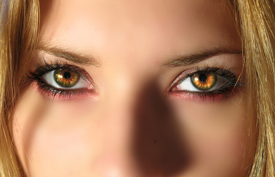 woman with bright eyes daily contact lenses