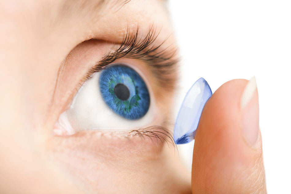 closeup of woman’s eye showing how to wear contact lenses