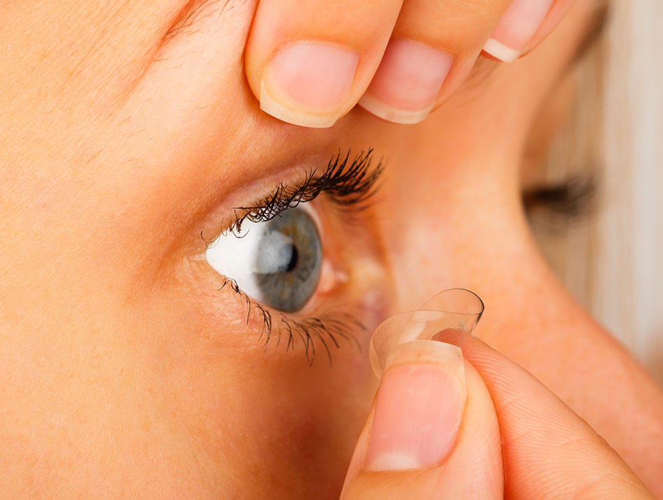 closeup of woman’s eye showing how to remove contact lenses