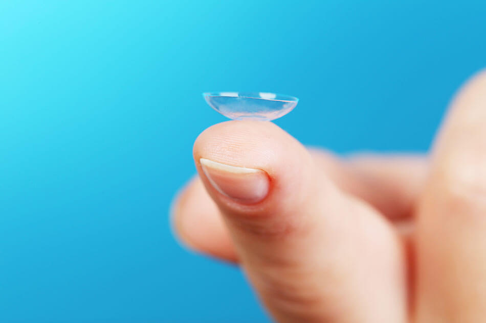 finger-can-contact-lens-get-stuck-eye