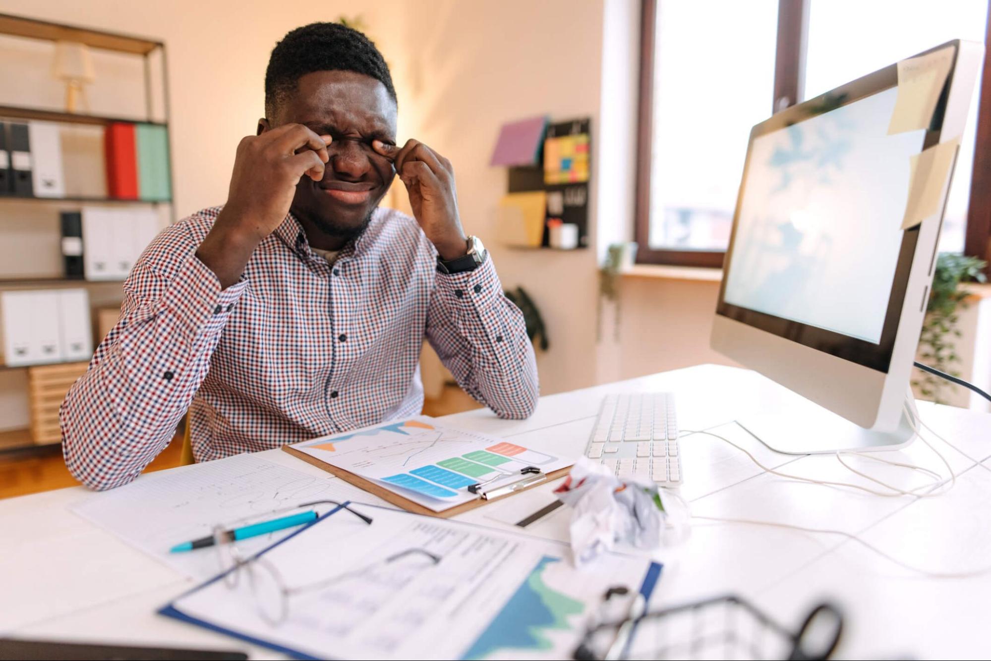 Digital eye strain from screen use causing tired eyes