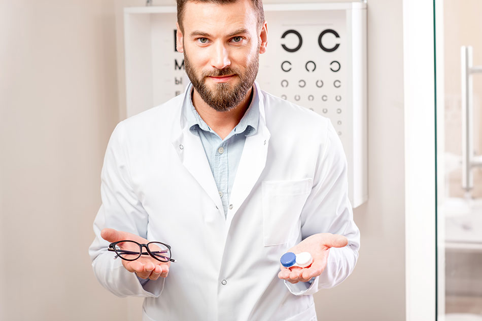 eye doctor giving choice between glasses and contact lenses