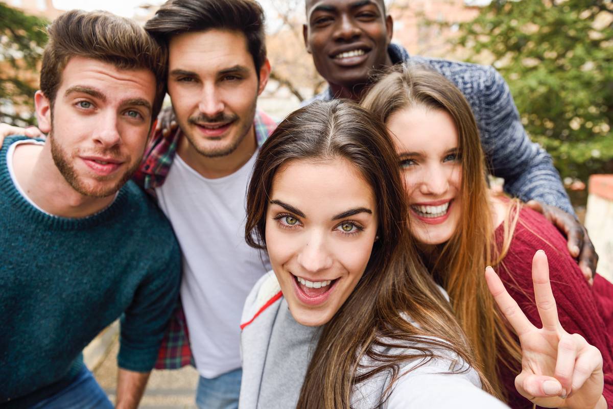 group of friends wearing the most comfortable color contacts