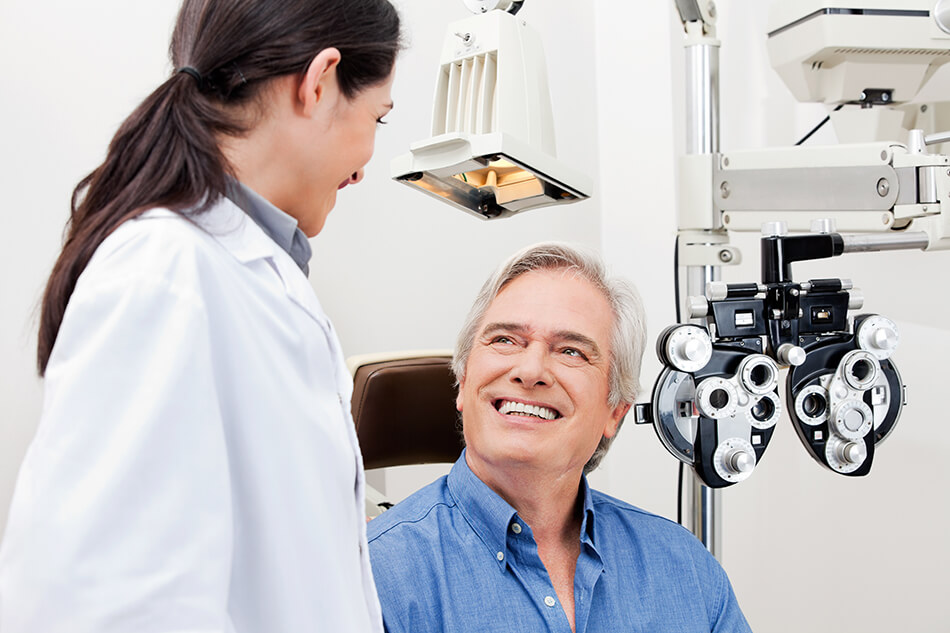 Doctor providing patient with best reasons for daily contact lenses