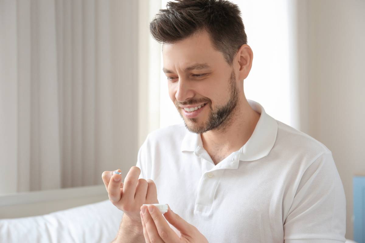 man putting in his Acuvue contacts